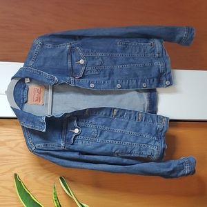 🍾 Levi's 🌮 women's denim jean jacket size L with side pockets. Like new 💯.